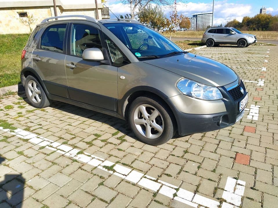 Fiat Sedici Motor benzină 1,6 l aspirat, 4x4 decuplabil la buton,navigație,comenzi