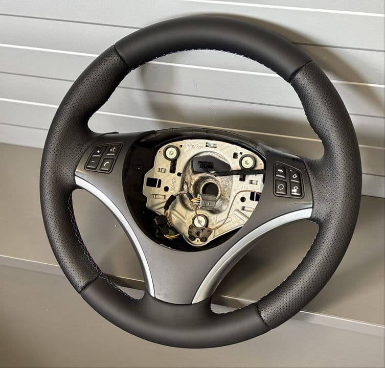 Volan M sport impecabil ca NOU Bmw seria 3 E90 E91 E92 E93 fara airbag